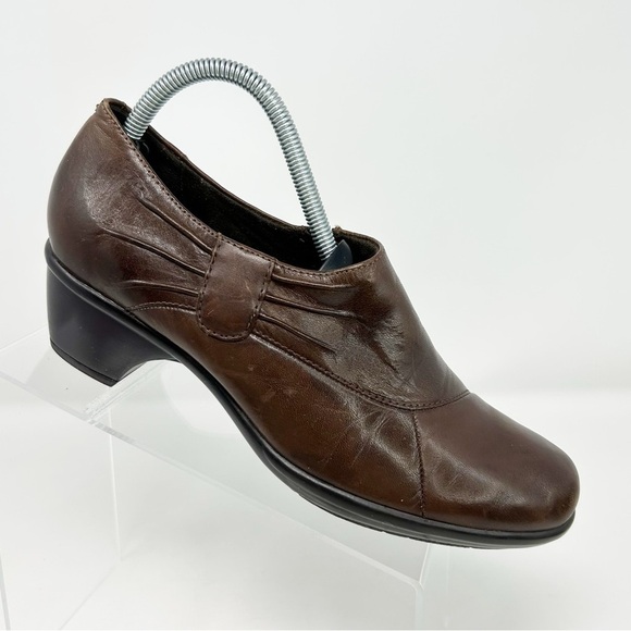 Clarks Classic Chocolate Brown Heeled Loafers Size 9 Comfort Casual Round Toe - Picture 1 of 15